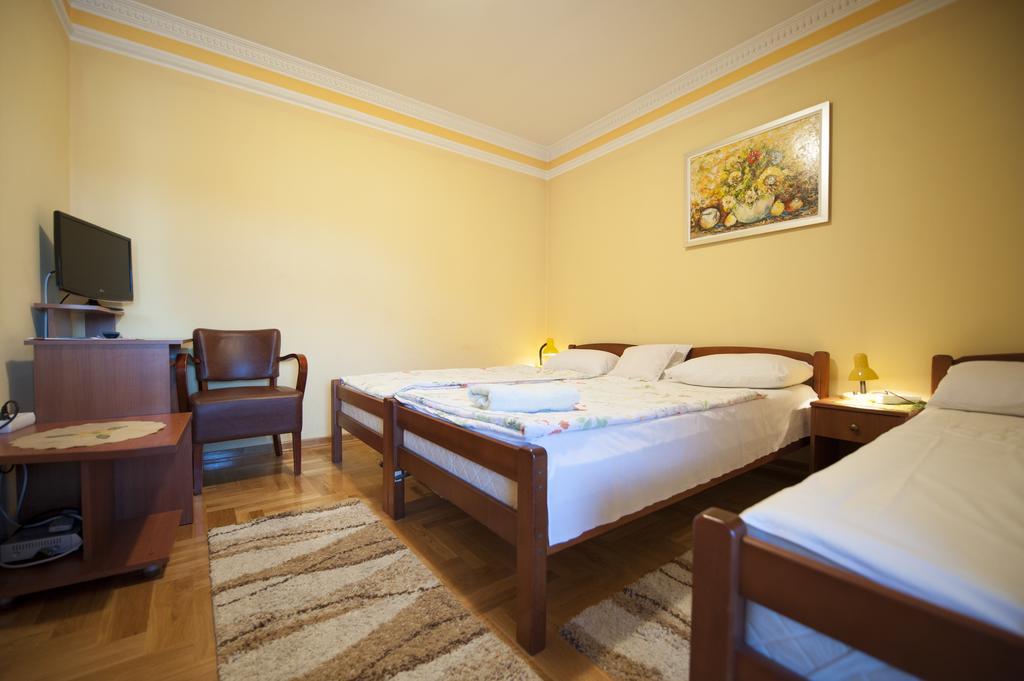 Guest House Pansion 10 Cetinje Rum bild